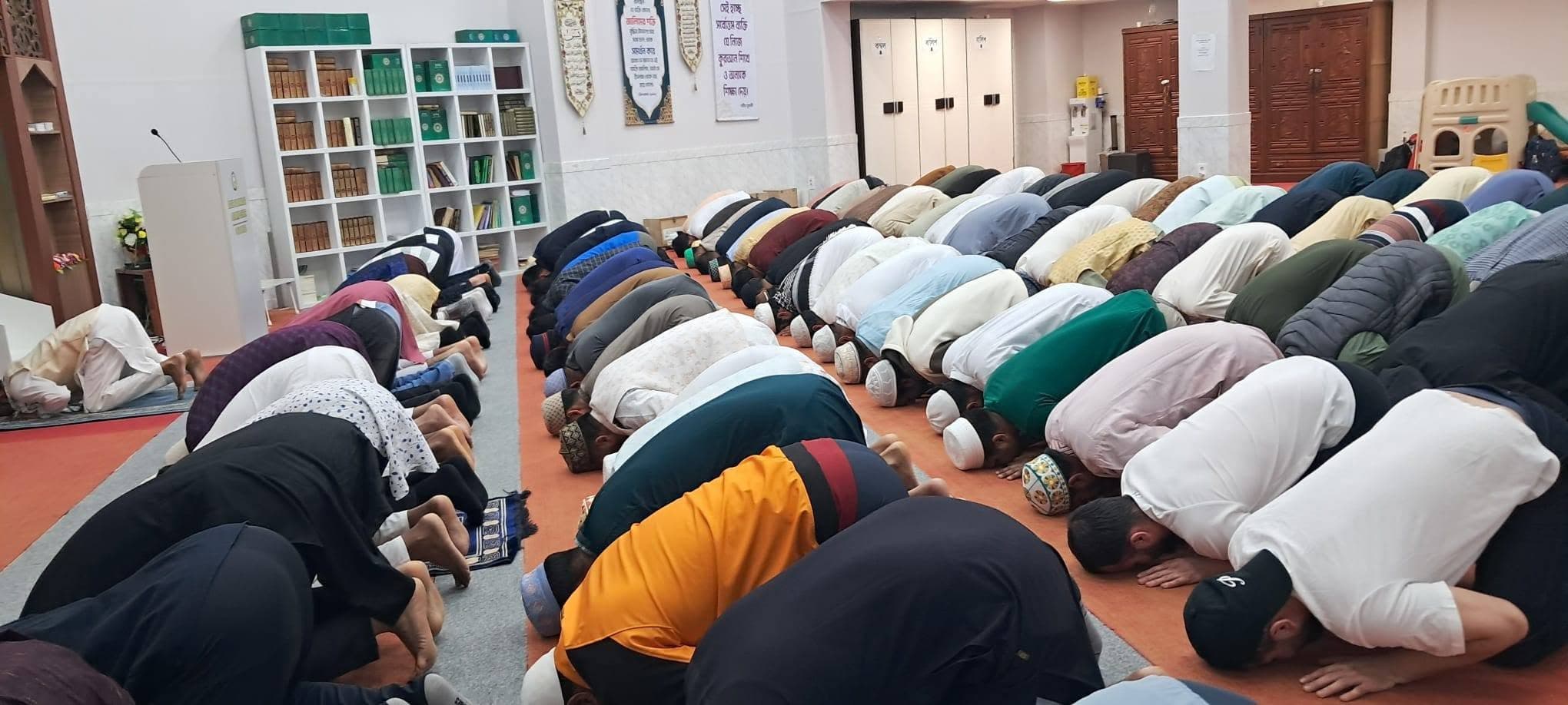 হোয়াসং বায়তুল ফালাহ মসজিদ এন্ড ইসলামিক সেন্টারে ঈদের জামাত